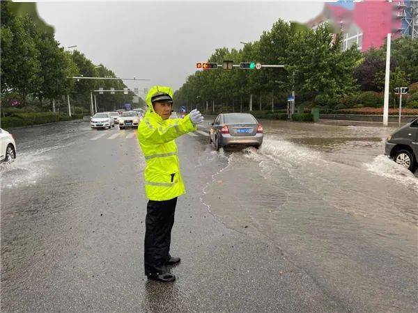 清晨的一場降雨,使得我市部分路段出現積水,交警在積水路段疏導交通