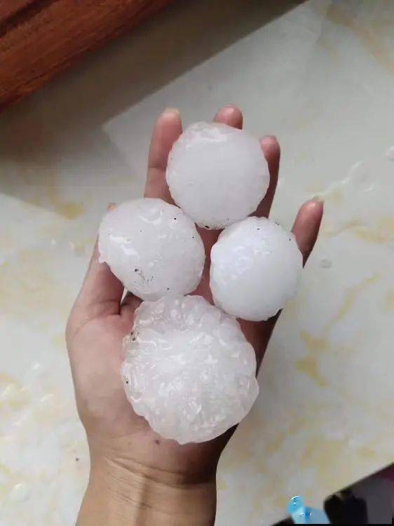 看看这冰雹个头有多大!网友说保康下午下起了大冰雹!哪?