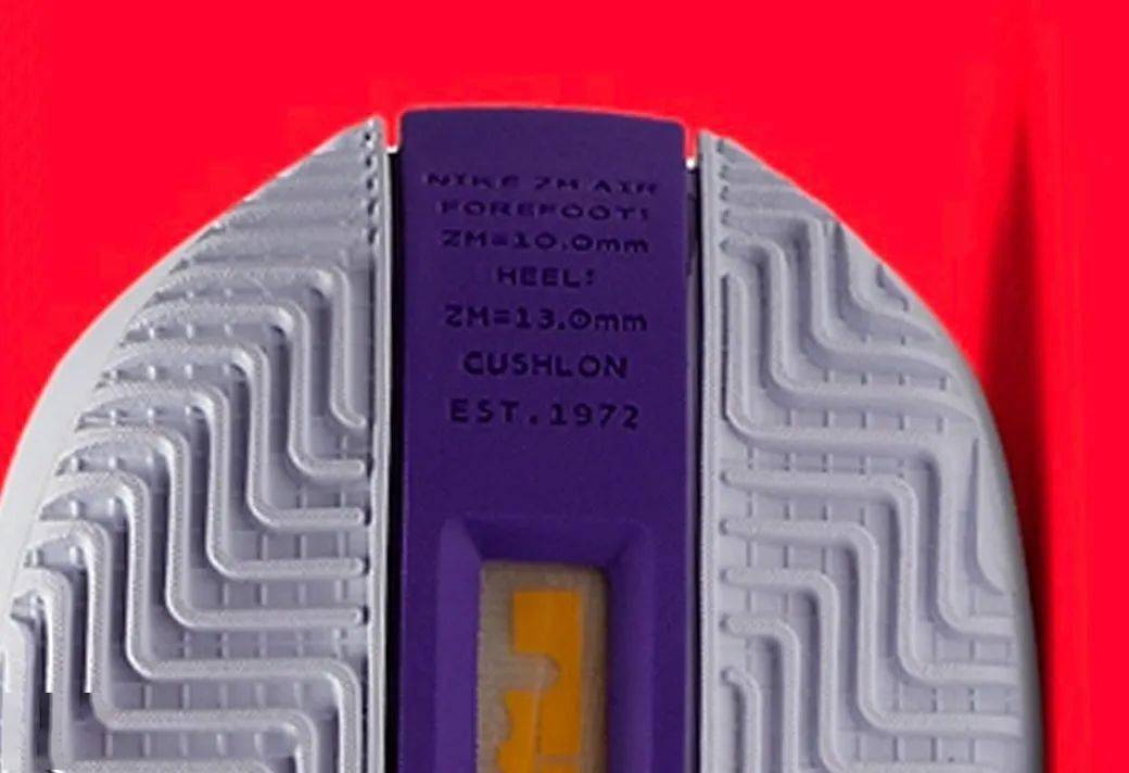鞋底材质也采用了 cushlon 泡棉打造,在支撑鞋身的同时,也有一定的软