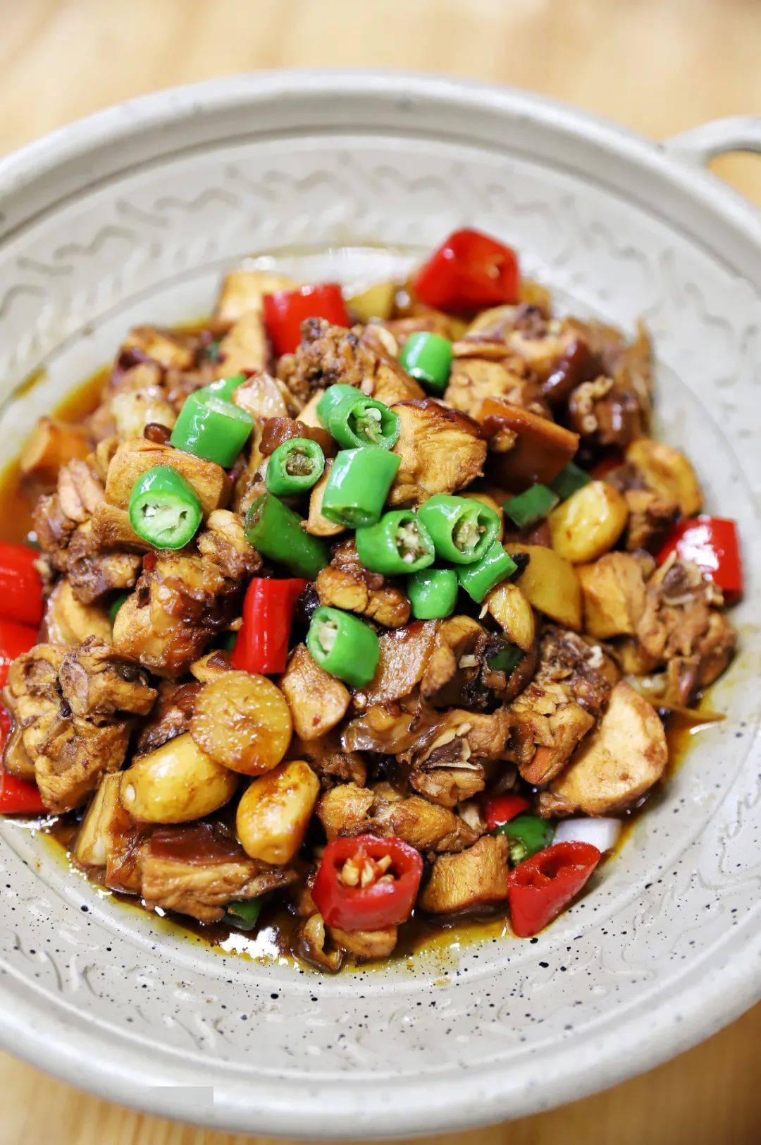 茶香米烧兔软烂的鸡肉一扯就是一大块,咬上一口,满满胶质中还带着一丝