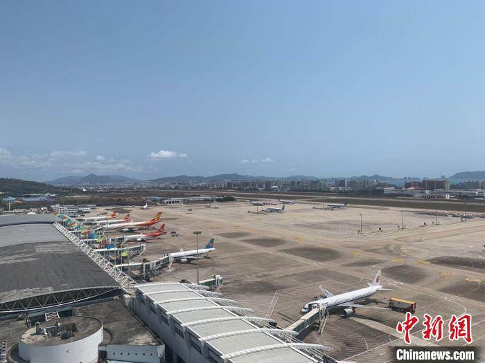 三亚凤凰国际机场. 陆中泽 摄