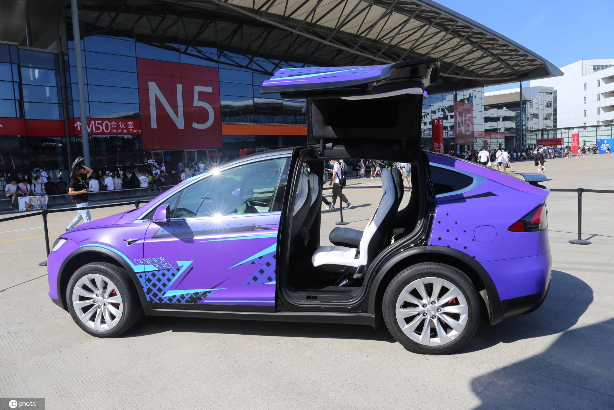 特斯拉跨界合作腾讯游戏 "奇幻紫"model x亮相chinajoy
