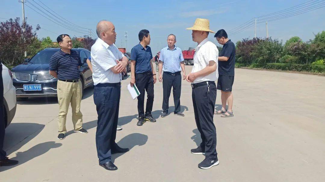 7月29日,息县县委书记金平,县委副书记,县政府县长袁钢一行到明港产业