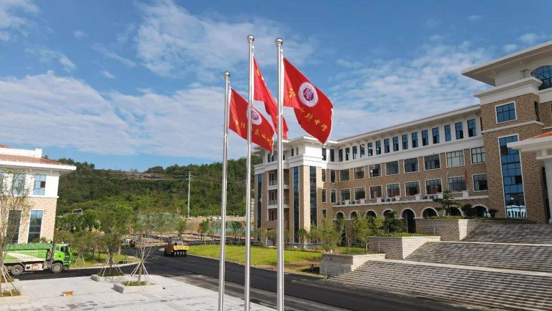 【重磅】国旗飘扬,国歌嘹亮--新宁都中学举行首次升旗仪式