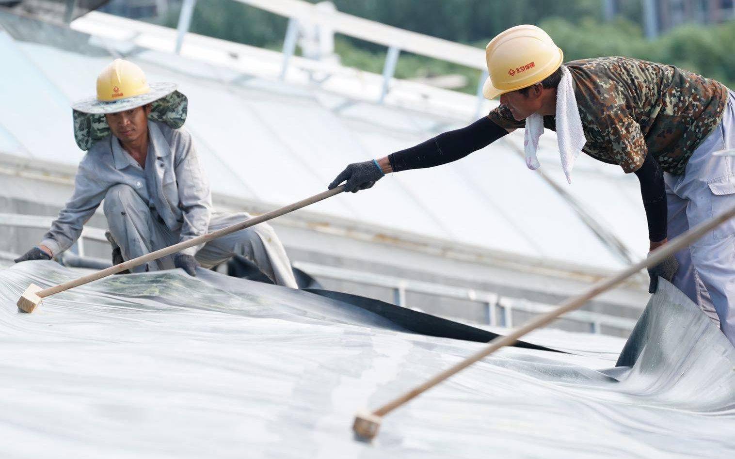 45℃的"冰丝带"屋顶上,冬奥工程建设者们这样工作