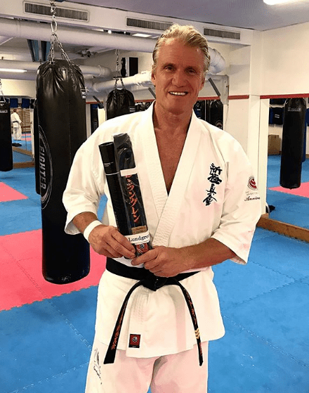 现实版爷孙恋62岁肌肉大爷泡走24岁女教练娇妻竟和女儿同岁