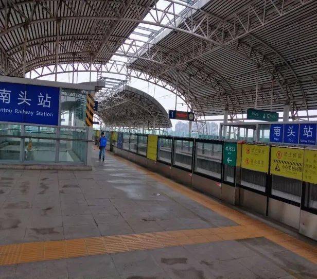 镇爱卫办组织除害防制工作人员对城轨南头站,公园,农贸市场,公共场所