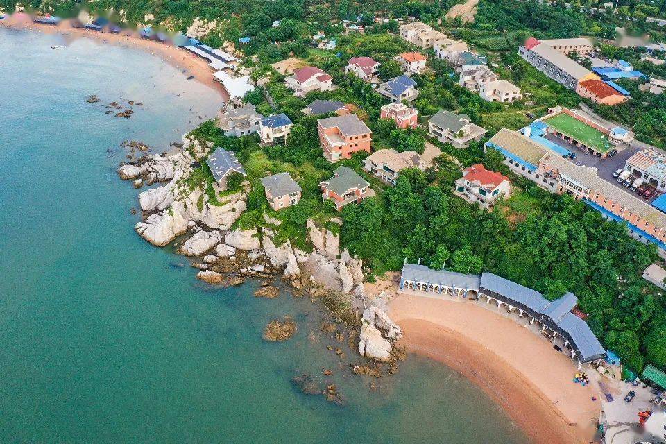 【大黑石海滨浴场一角】通常,一个城市如果能挨着一个海,那就已经美的