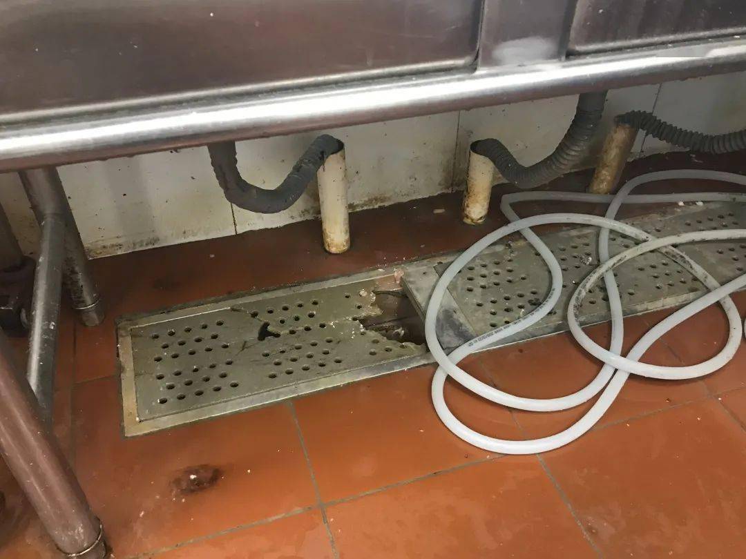 冰箱未及时除霜;2.厨房下水道盖板破损;1.