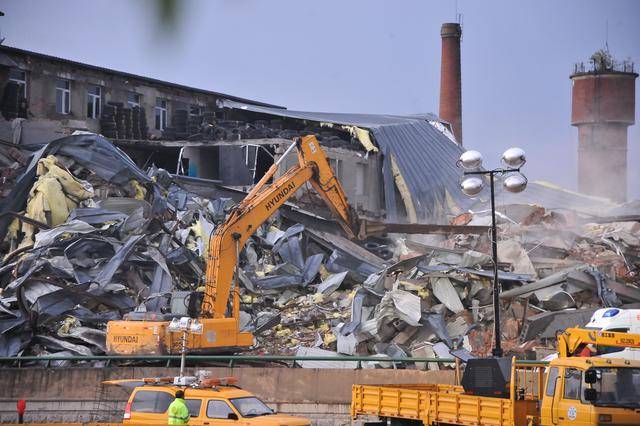 1/ 12 4日上午,哈尔滨市道里区城安街一处仓库发生坍塌,多人被困.