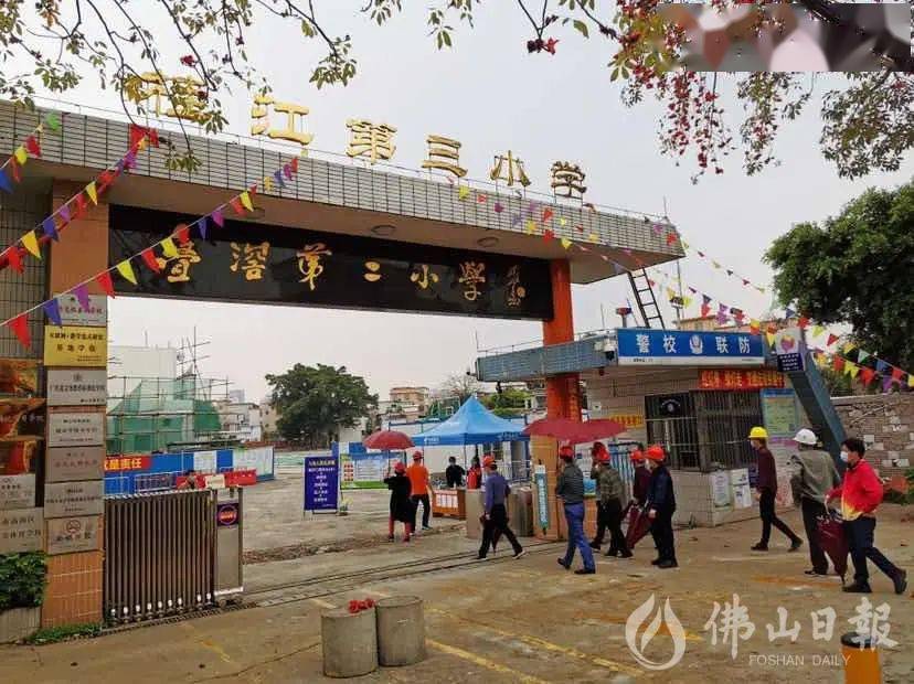 "回想起当年在桂江三小为儿子办理一年级新生入学手续的整个过程,来自