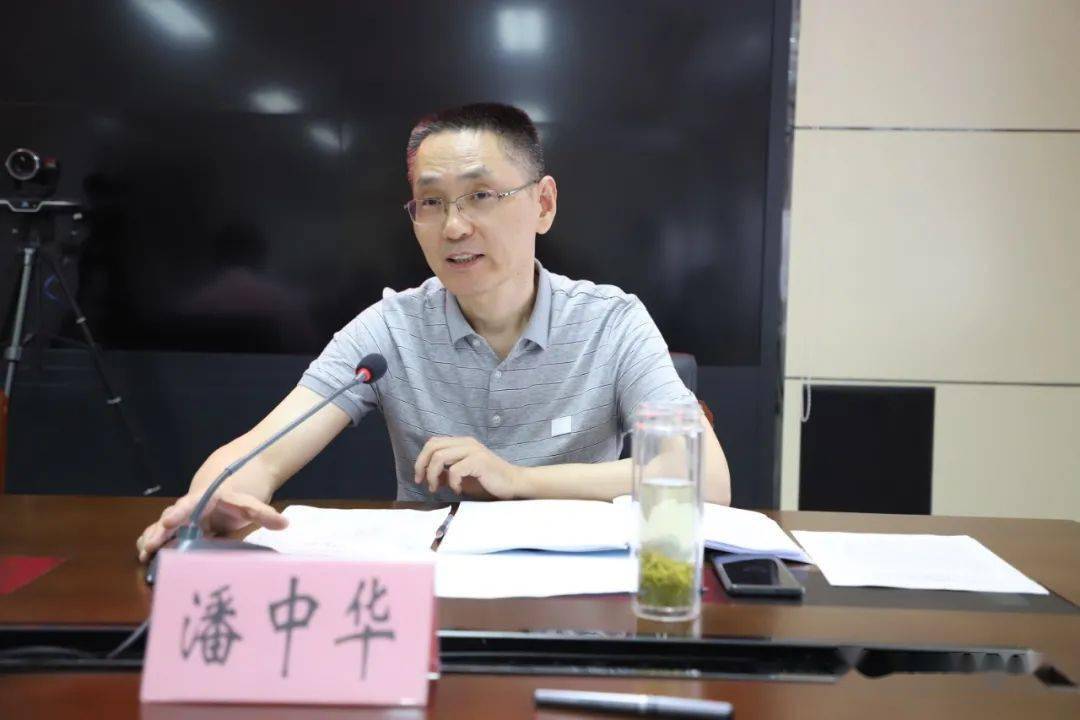 市教体局调研员潘中华主持会议.