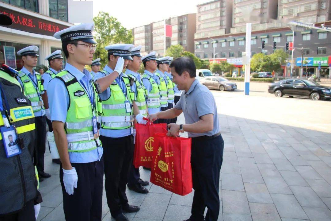 县委书记钟益民同志看望慰问高温一线执勤交警_手机搜狐网