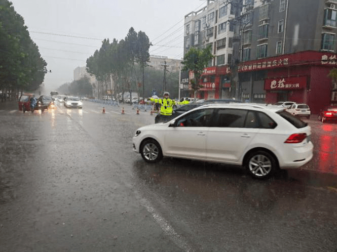 今天暴雨有多大长葛哪些路段不能通行有车在水中熄火