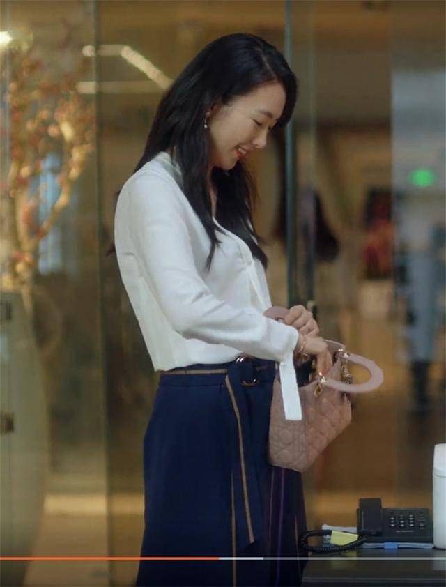 看看《三十而已》顾佳的穿搭,气质又高级