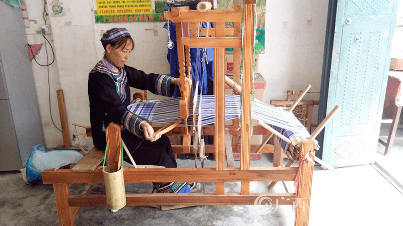乐业罗美烈:非遗手艺引领致富路_纺织