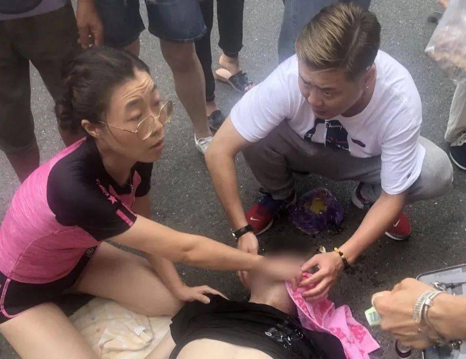 8月4日上午,该园保健医生杨琴菊在去往当地芦茨湾游泳途中,偶遇一名