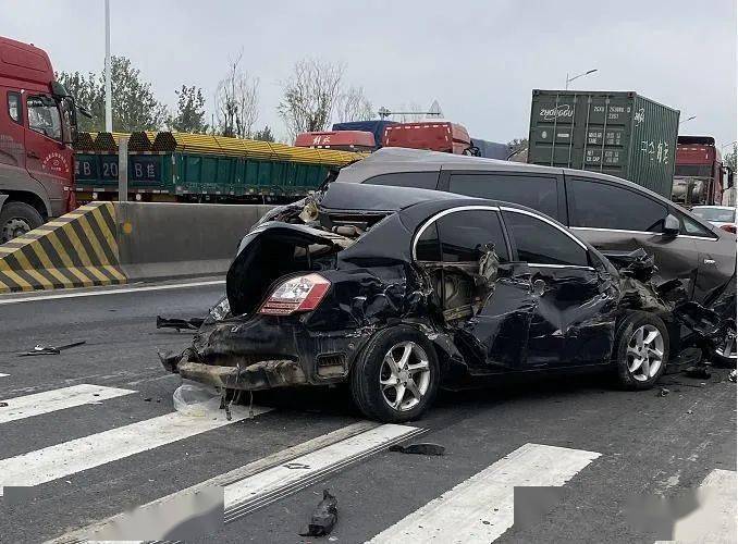 惨烈滨州205国道多车相撞一车面目全非