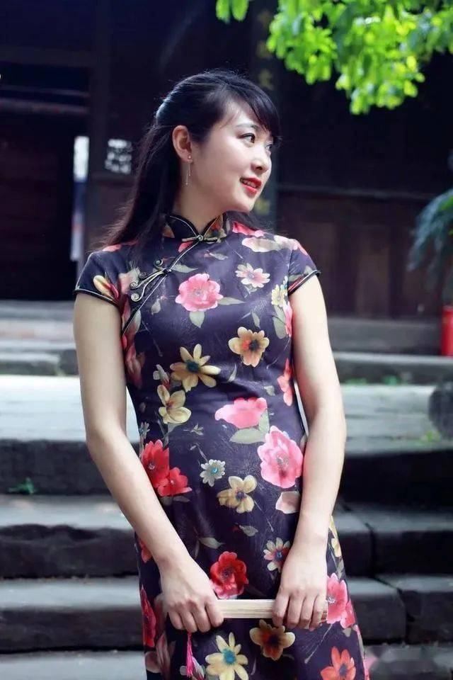 百乐门,穿着艳丽旗袍的风尘女子,一步一婀娜,一步一妖娆,修长的纤指夹