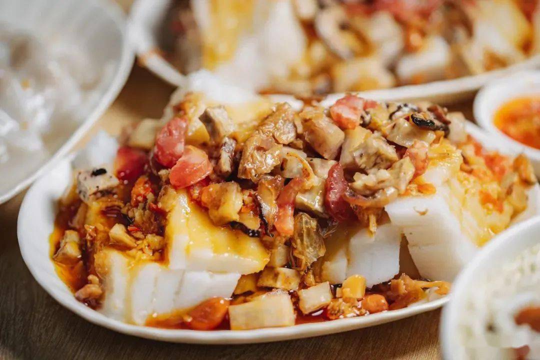 "一份糕粿,一份小米和菜茶,打包"