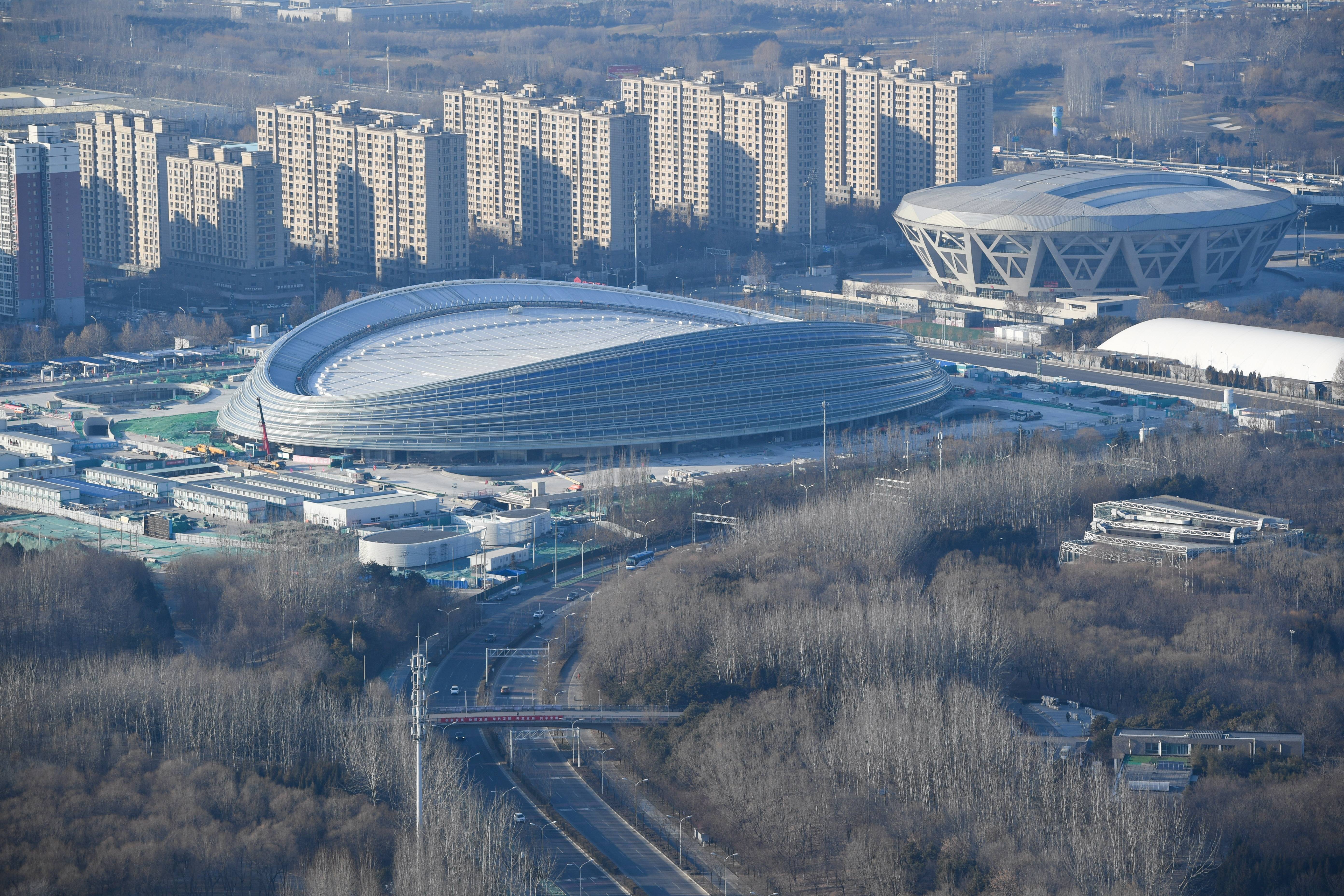 这是2019年12月31日在北京拍摄的实现封顶封围的国家速滑馆冰丝带