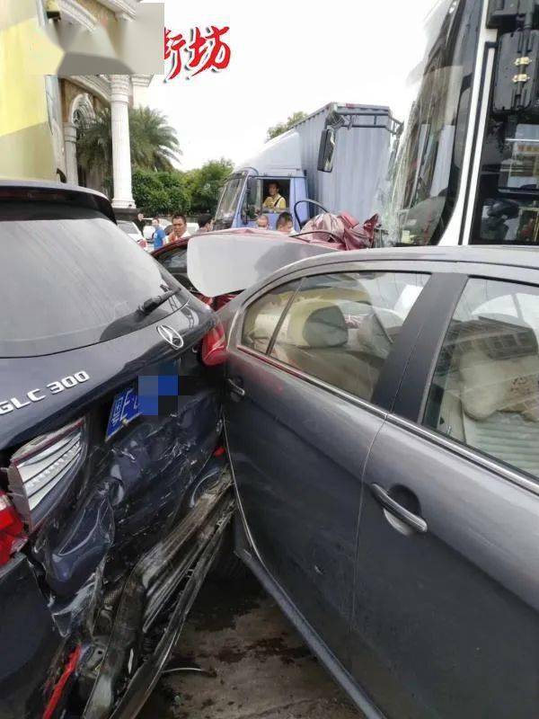 突发佛山7车相撞猛烈车祸奔驰飞度公交车炒埋一碟