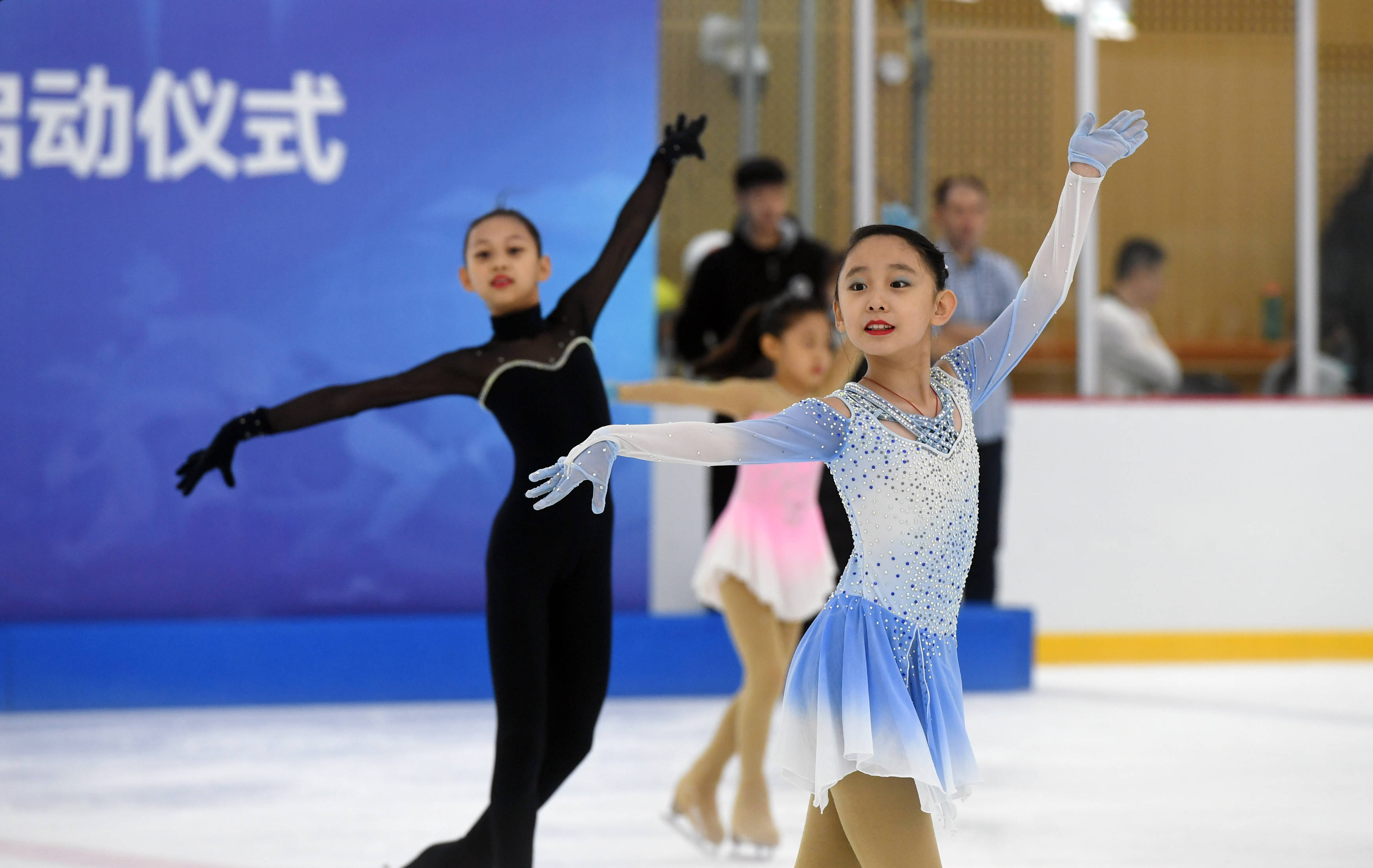 匹克中心启动,众多健身爱好者参加了十英里群众健康跑测试赛,花样滑冰