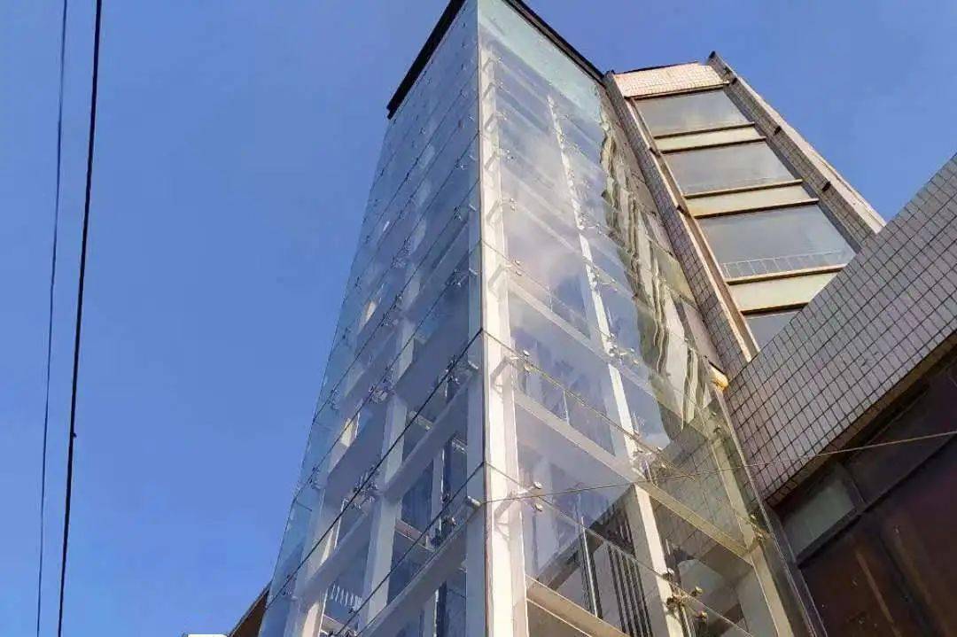 室外温度,井道和轿厢内的温度隔热性能差,由于观光电梯井道由多面玻璃