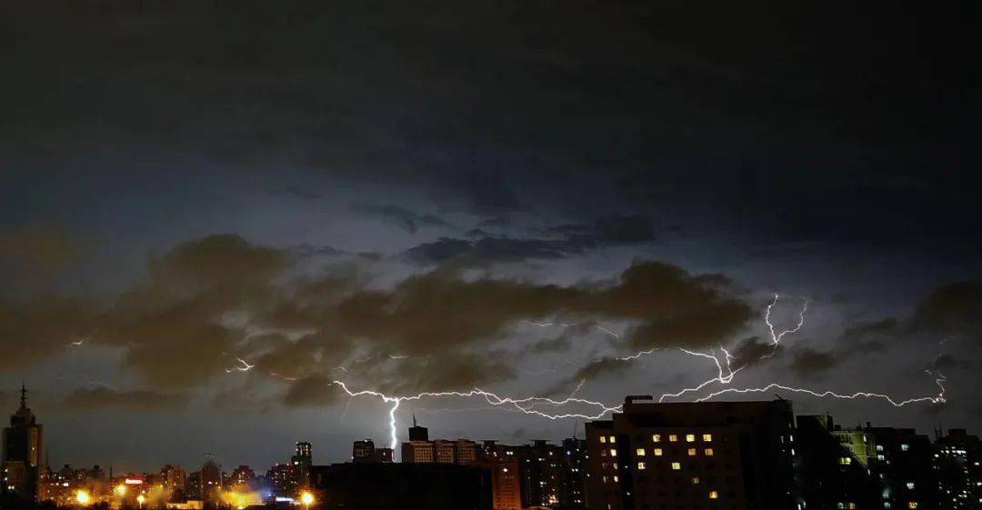 昨晚雷電交加,暴雨來襲.劉釗攝