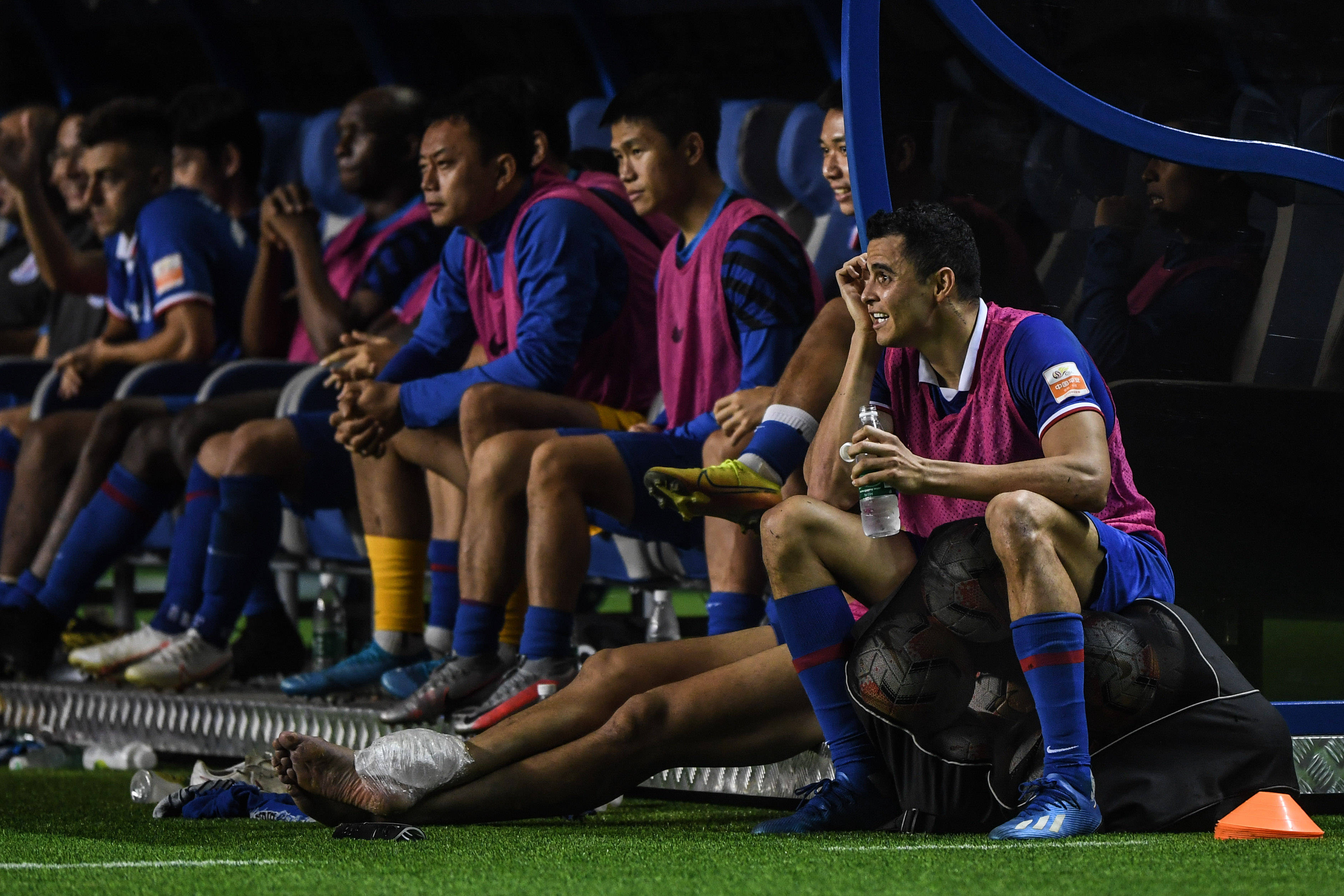 8月10日,被替换下场的上海绿地申花队球员莫雷诺(右一)在替补席观看