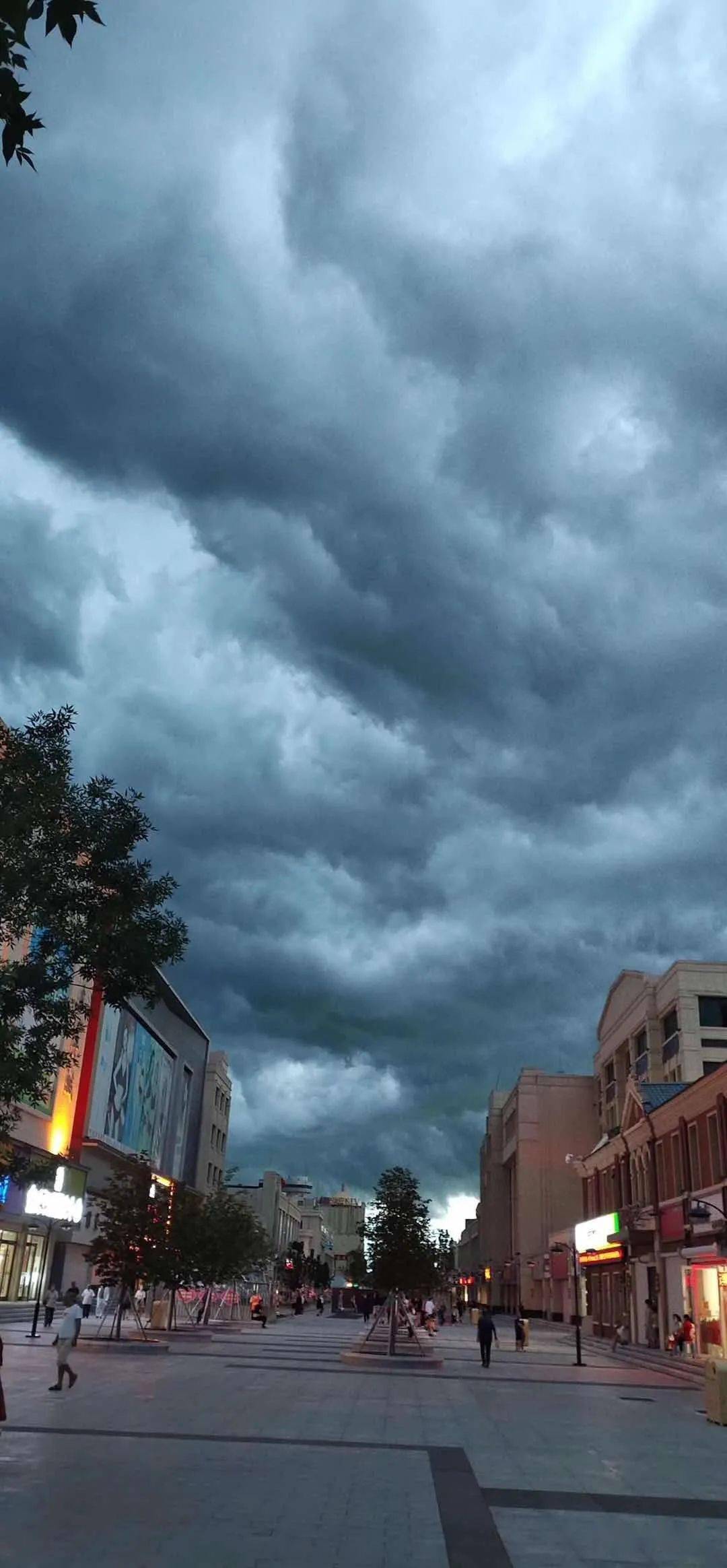 城事视频直击昨晚白城乌云密布堪称好莱坞大片刷爆朋友圈