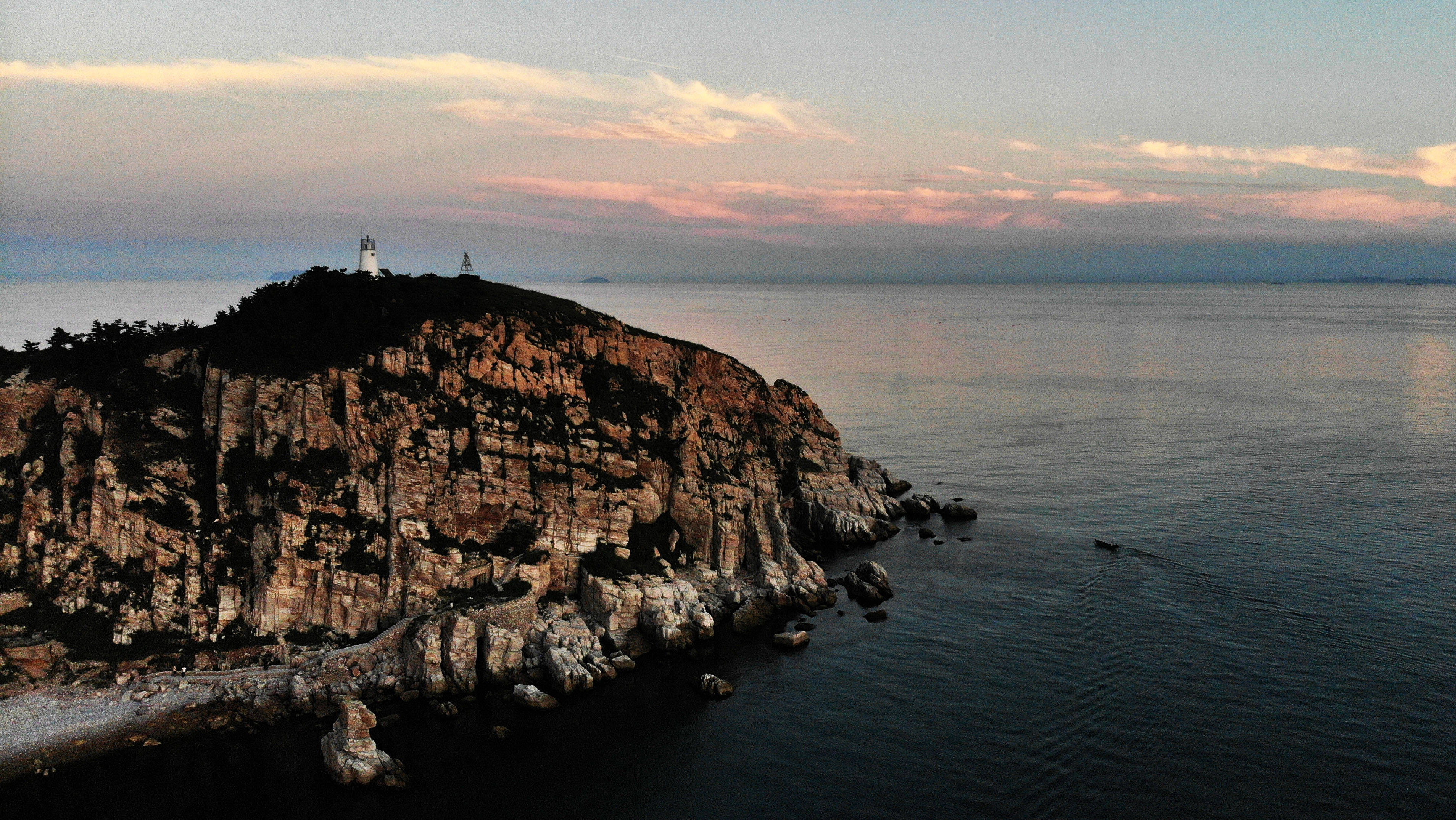 生态秀美环碧海这是8月9日拍摄的山东省长岛综合试验区砣矶岛(无人机
