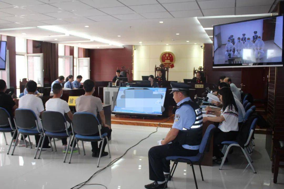 隆德县法院对郭文仓等八名被告人涉恶案公开宣判