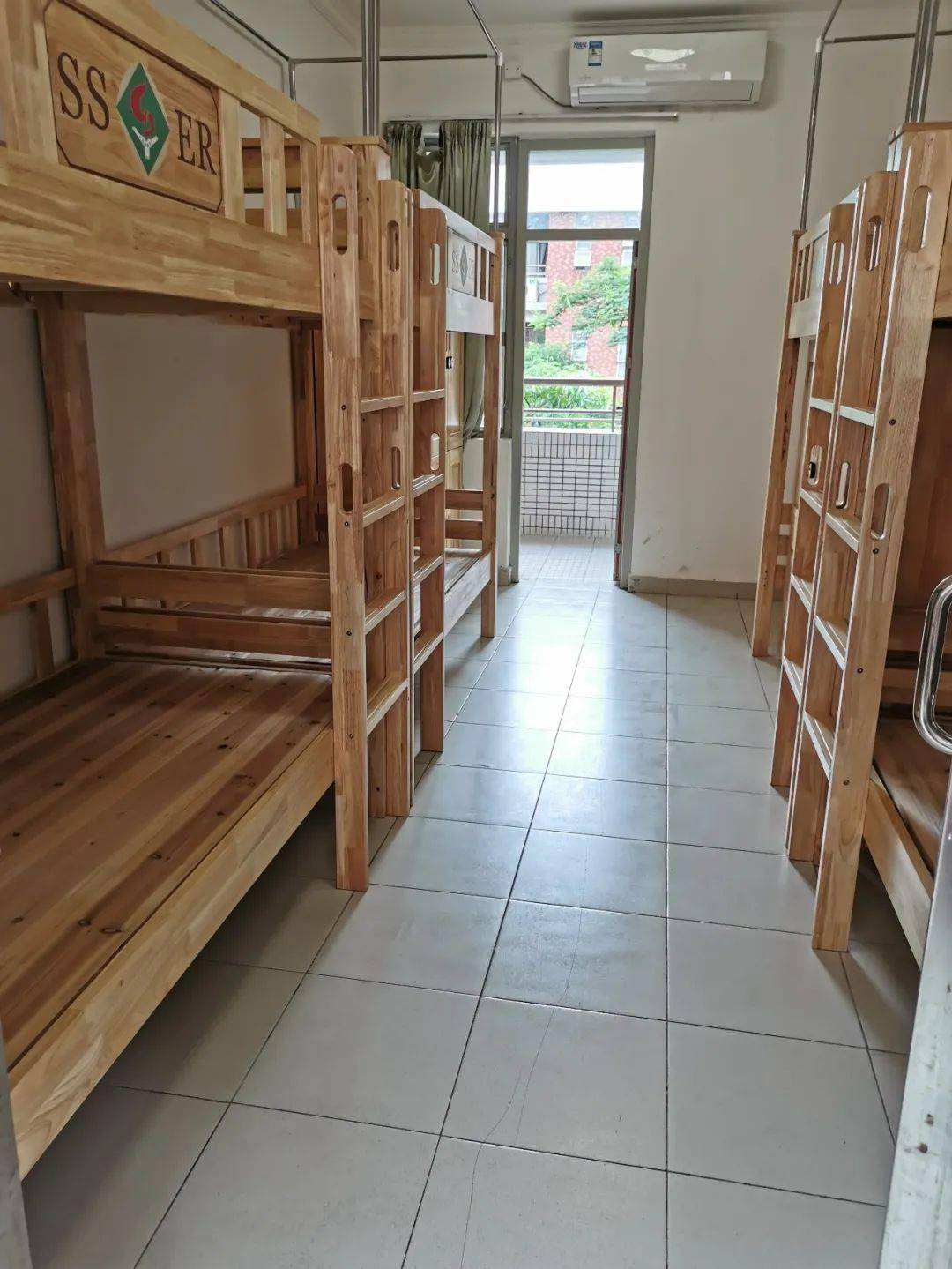 除了网红饭堂,省实还有高颜值宿舍床柜和文艺范的浣衣房!