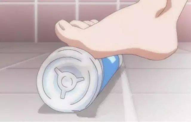 光脚踩在上面滚动.地板上放一只空瓶子,光脚滚瓶子1如何预防拇外翻?