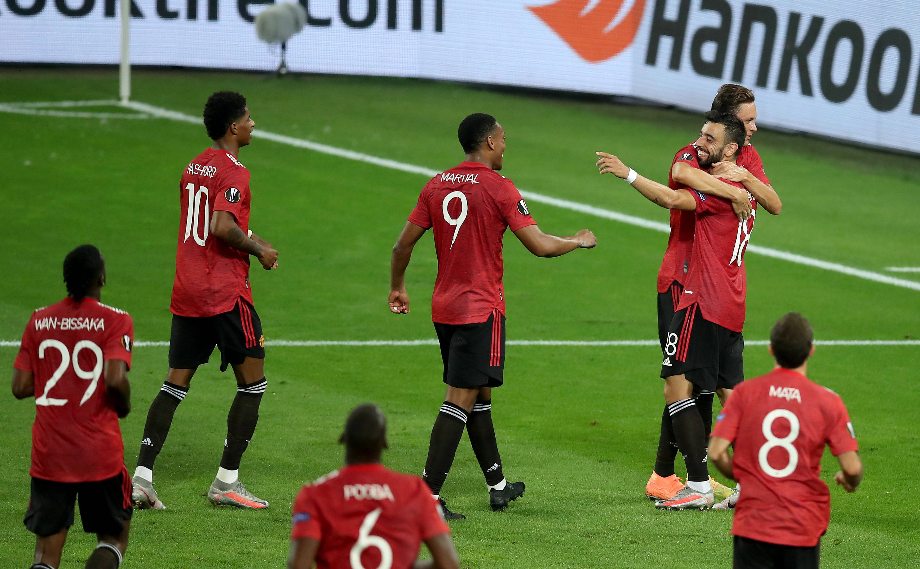 8月10日,曼联队球员费尔南德斯(后排左三)进球后与队友庆祝.