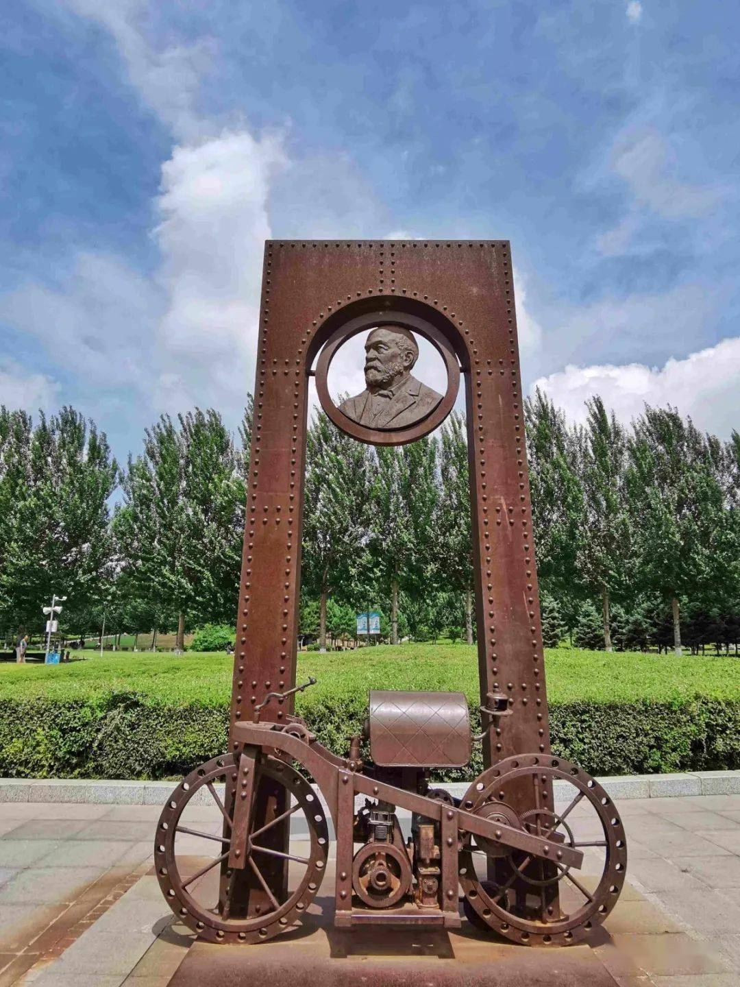 55件雕塑体现汽车元素长春国际汽车公园主要由"三街,六区,三条景观