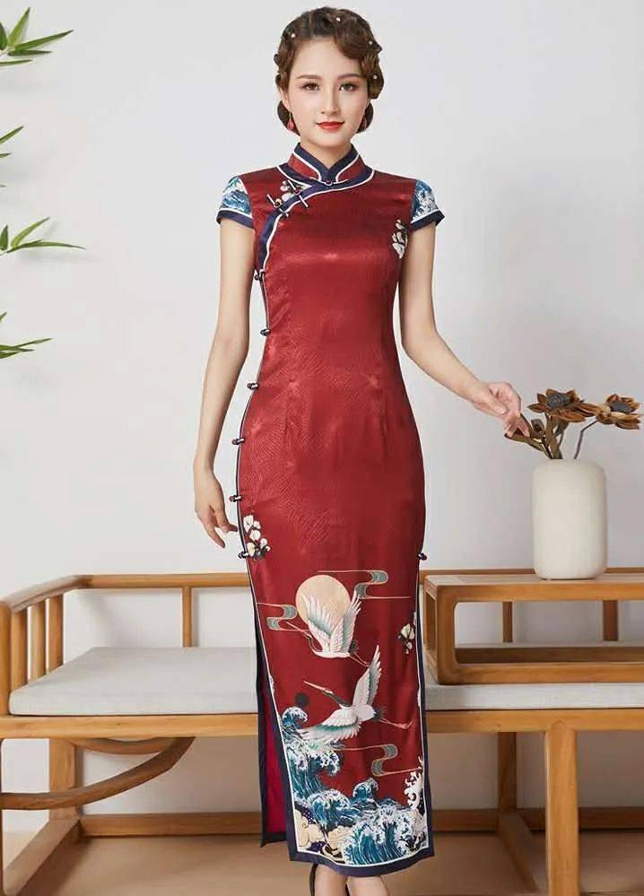 真丝旗袍不仅庄重典雅也不经意间流露出温婉柔美的风情