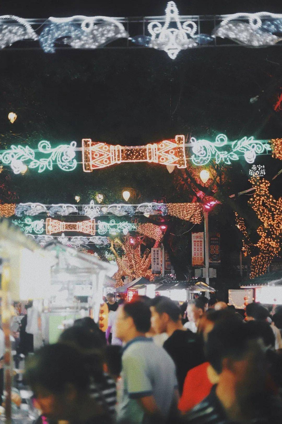 南宁新的夜市街,五颜六色,充满市井烟火气!
