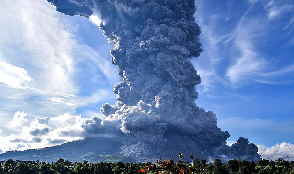 视频中,厚厚的火山灰云从2460米的火山顶升起,目击者表示,火山爆发时