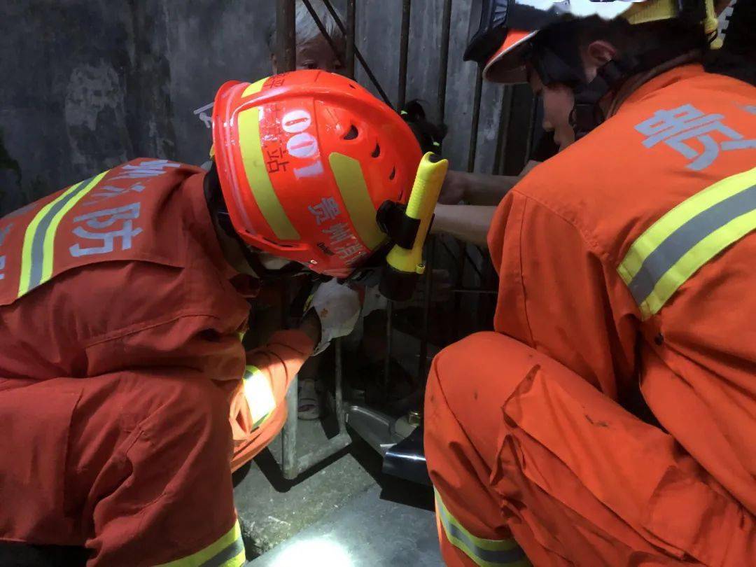 情况紧急3岁小女孩头部被防盗门护栏死死卡住附救援视频