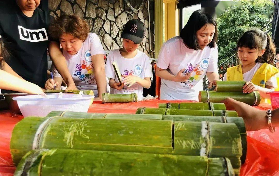 暑期活动来吧一起抓住夏天的尾巴品尝亲手制作的竹筒饭体验一场清凉