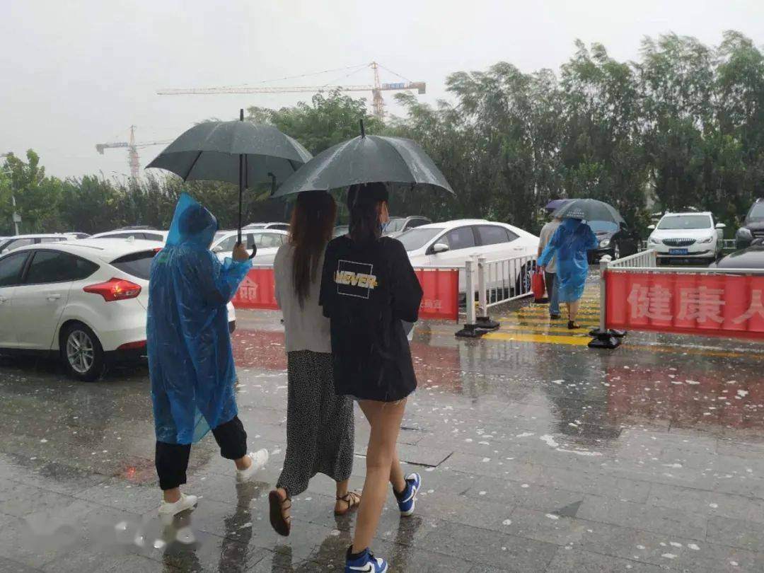 心系顾客情暖雨天任丘信誉楼商厦为顾客撑伞暖心服务进行中