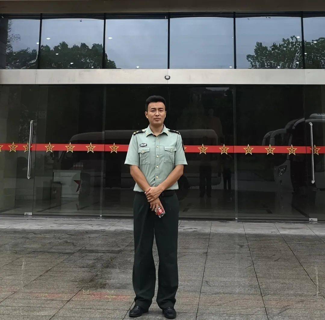 虹口第一退休所士官刘凯休假期间发现并配合军地抓获两名假军人