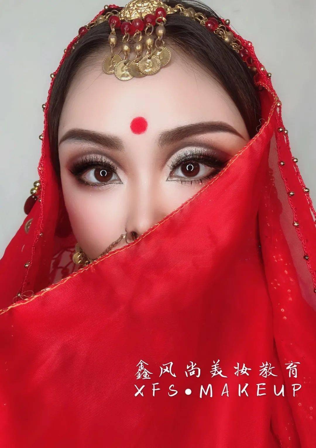 因为印度人的五官相比国人更加的立体和轮廓鲜明,所以印度妆容中眼影