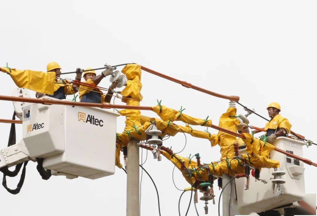 看看巴彦淖尔电力小哥如何高空带电作业