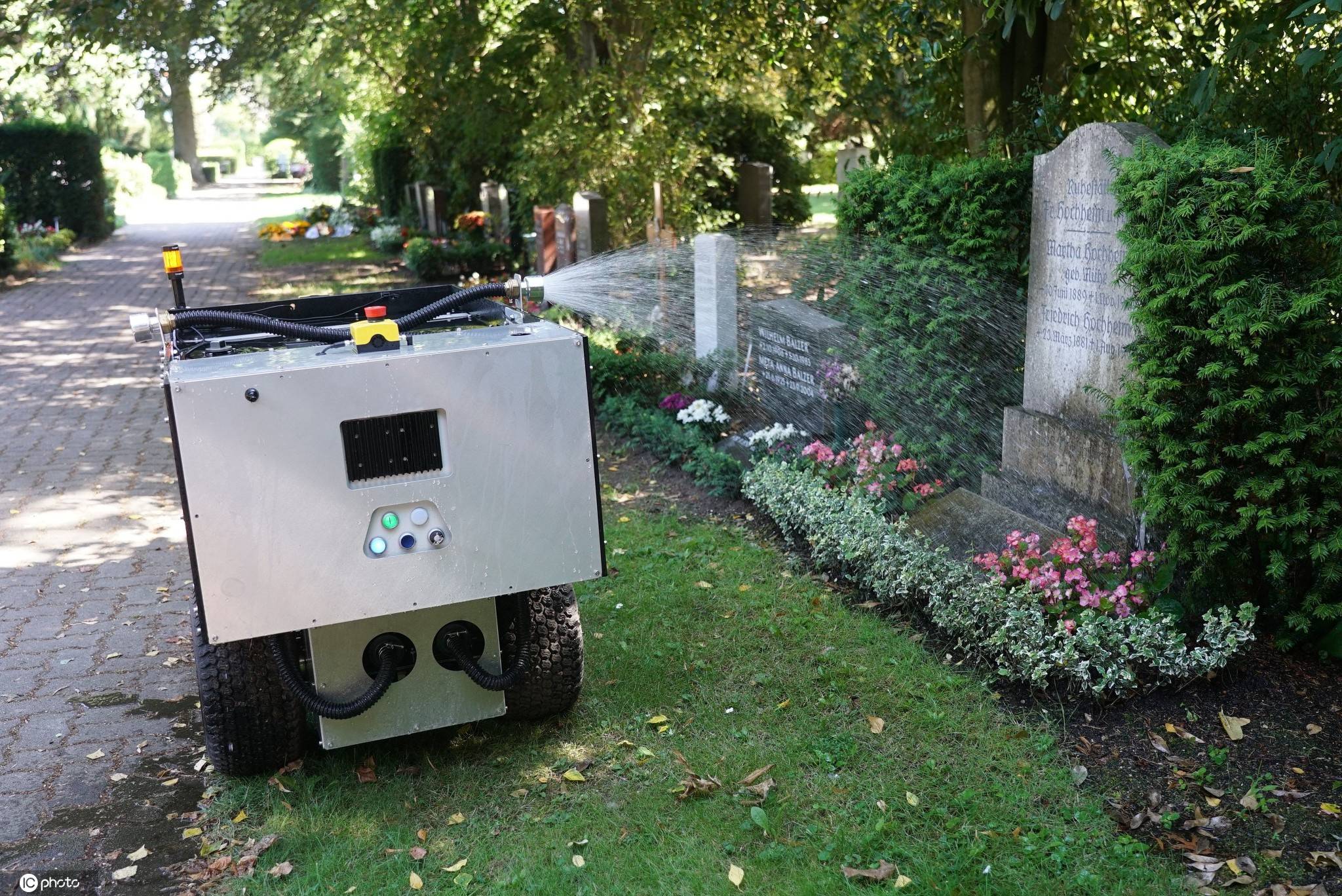 德国墓园现自动灌溉机器人