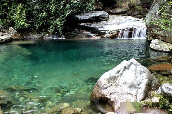 碧龍潭該景區全長2000餘米的山谷,有自然景點30多處,風景奇特,原始