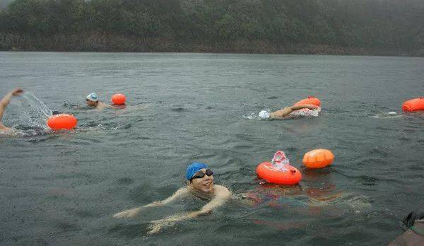 具体的动作上,动作幅度减小,动作力度减小,但动作频率加快,和立泳一样
