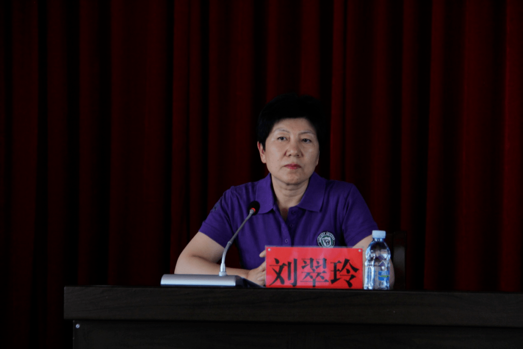 会上,由刘翠玲主任宣读了聘任文件;何万智副区长向张俊义同志颁发聘书